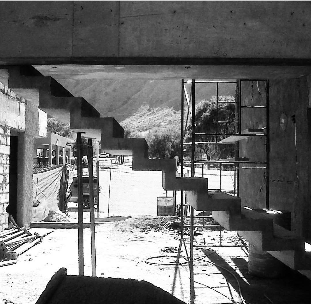Escalera de hormigón visto en plena construcción, en blanco y negro