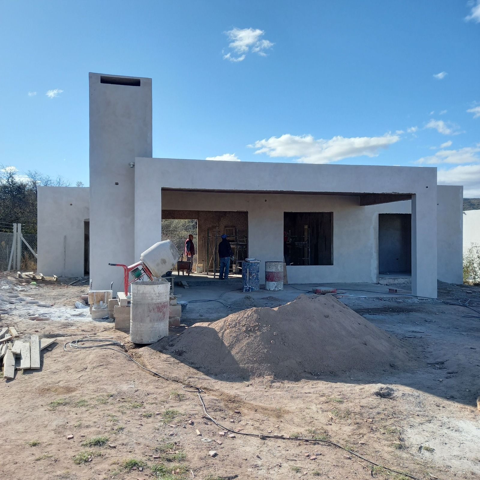 Vivienda en construcción con la estructura de hormigón terminada y el frente abierto