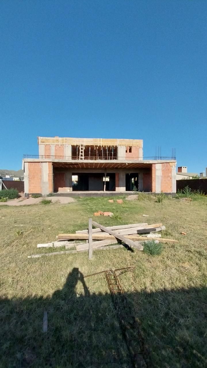 Vivienda de dos plantas en obra gruesa, con la estructura de ladrillo y hormigón a la vista