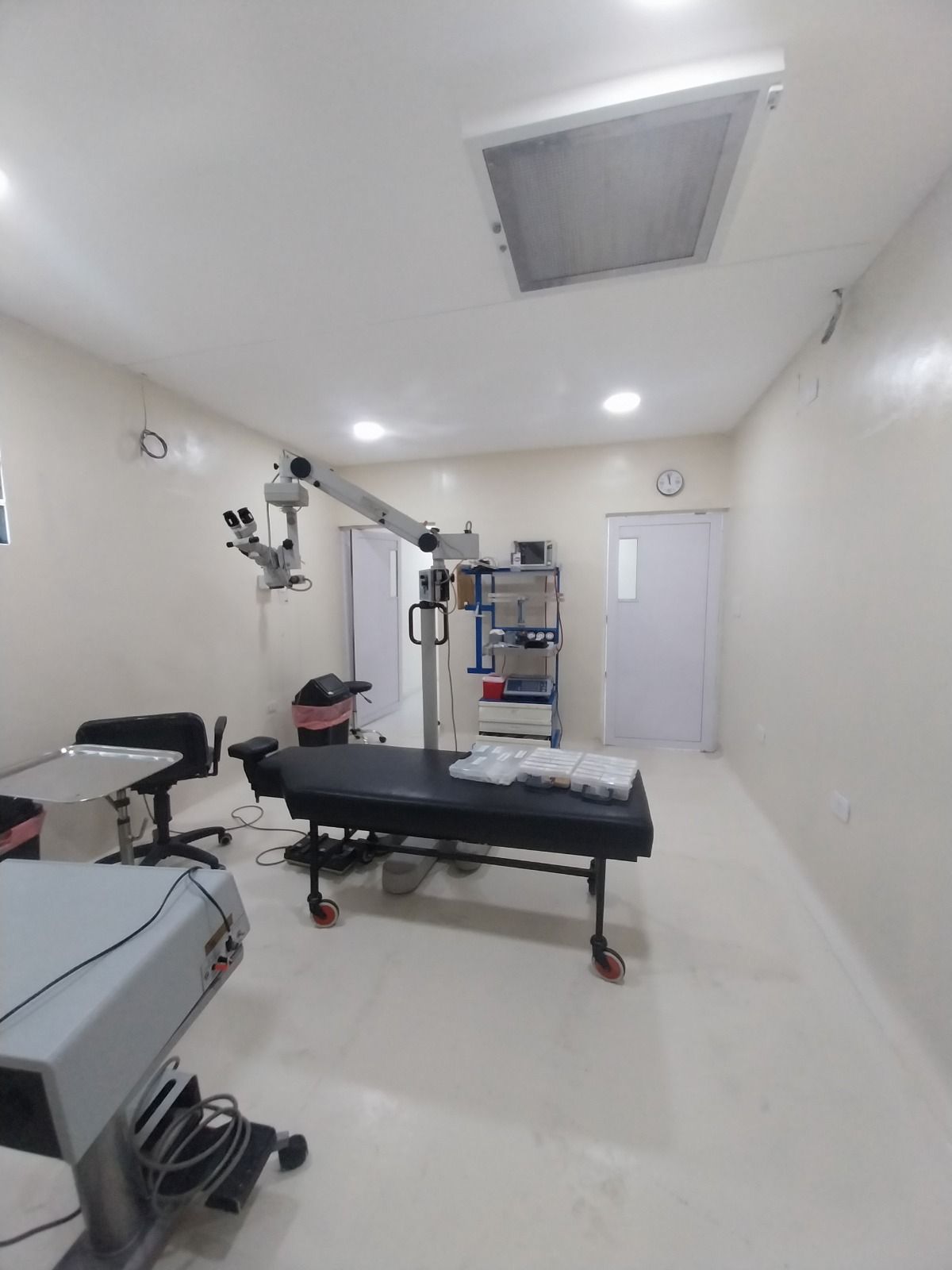 Sala de procedimientos equipada, con terminaciones lavables y luz general uniforme