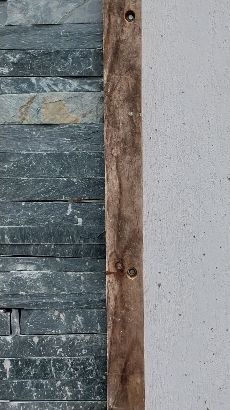Detalle del revestimiento de piedra junto a una columna de hormigón