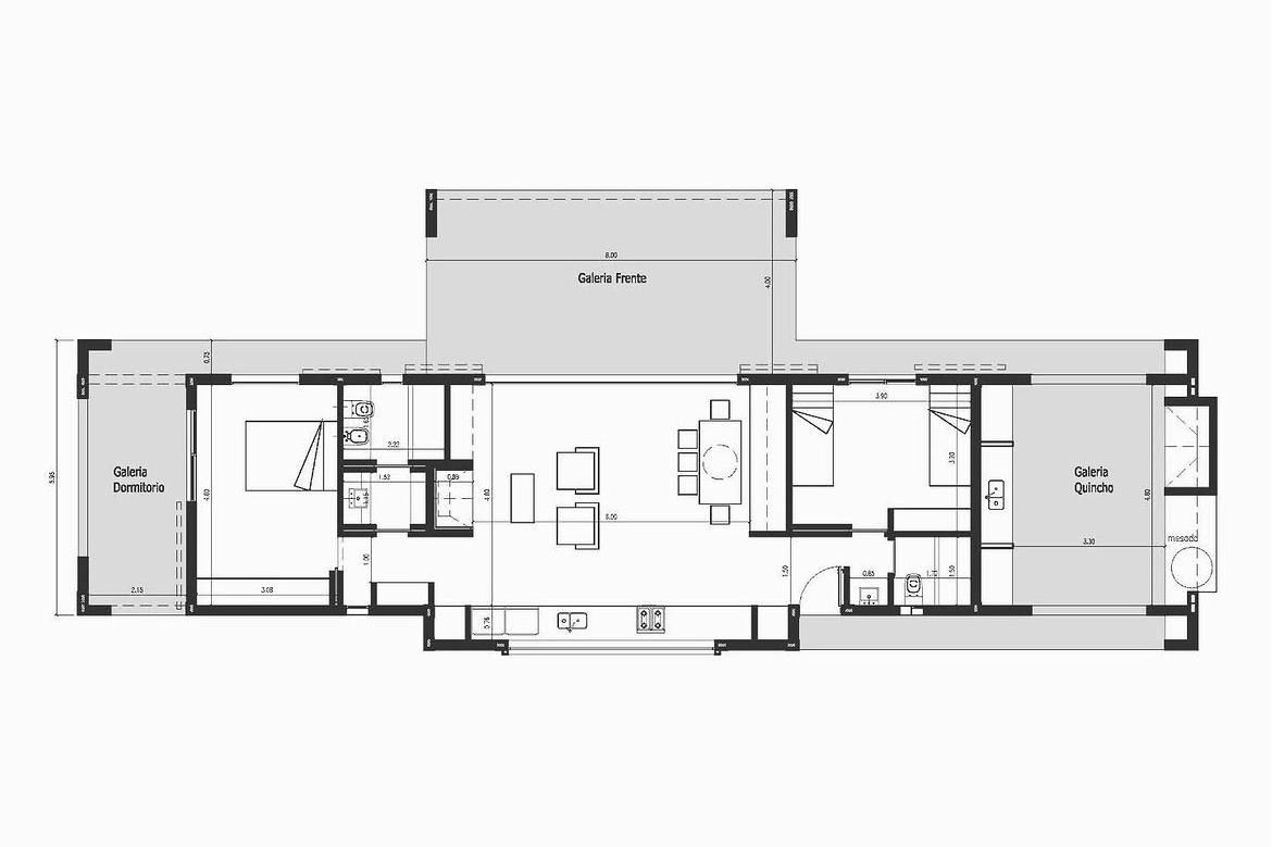 Planta de una vivienda alargada con galería al frente, al dormitorio y al quincho